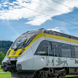Deutsche Bahn-medewerker valt uit rijdende trein tijdens ruzie met reiziger