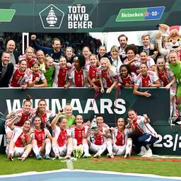 Ajax Vrouwen verovert voor zesde keer KNVB-beker bij afscheid coach Bakker