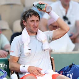 Hitte kwelt tennissers op Roland Garros: 'Kon door duizeligheid bal amper zien'