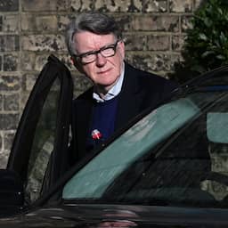Britse oud-ambassadeur Mandelson op borgtocht vrij na verhoor over lek Epstein