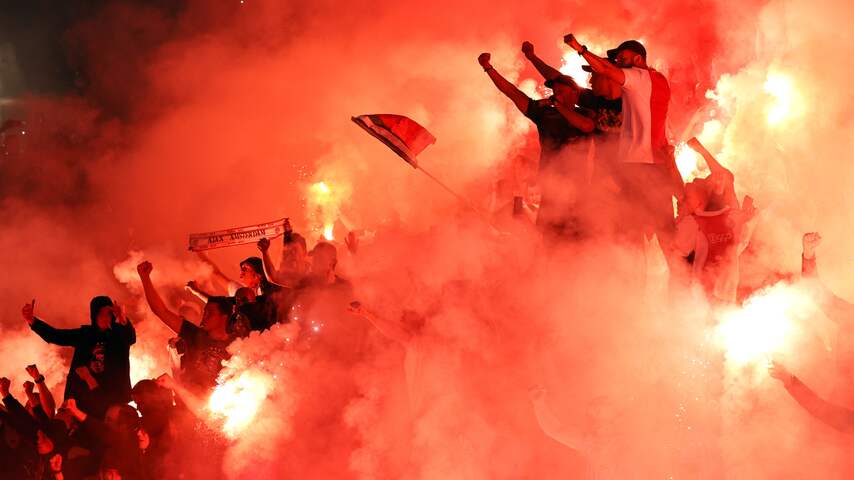 Fakkels en juichende fans bij Johan Cruijff ArenA na titel Ajax