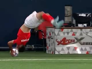 Iraanse voetballer geeft opnieuw assist met spectaculaire inworp