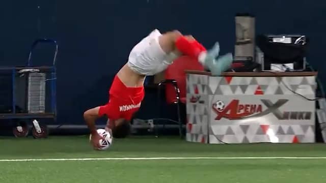 Iraanse voetballer geeft opnieuw assist met spectaculaire inworp