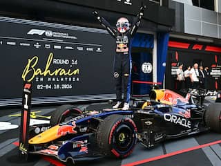 Verstappen straalt na zijn eerste zege van het jaar: 'Het was heel hectisch'