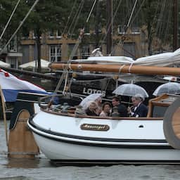 Video | Prinses Beatrix trotseert onstuimig weer tijdens botenparade