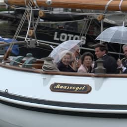 Video | Princess Beatrix shelters under umbrella during boat parade on the Maas