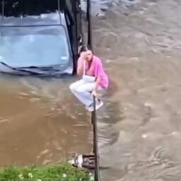 Video | Vrouw ontsnapt uit auto wanneer ze in overstroomde rivier belandt