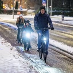 Code oranje in acht provincies door sneeuw, ook na spitspiek nog forse files