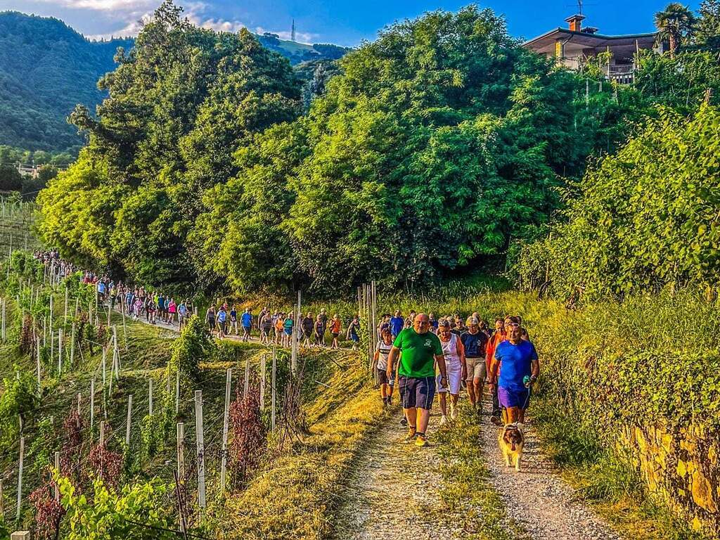 Italiaanse burgemeester wandelt met inwoners van zijn plaats om af te vallen