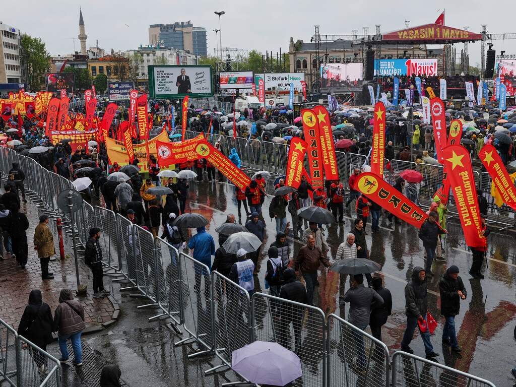 Toeristen en inwoners op dwaalspoor op Dag van de Arbeid in Istanboel