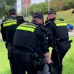 Video | Demonstranten weggesleept na verboden Extinction Rebellion-blokkade op de A12