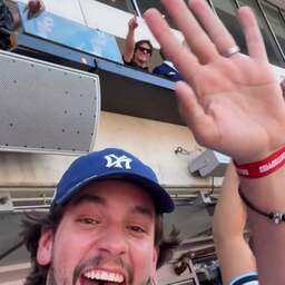 Video | Argentijnse fan ontdekt Tom Cruise en David Beckham op tribune achter hem