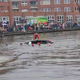 Video | Pieten halen nat pak als bootje omslaat bij intocht Gouda