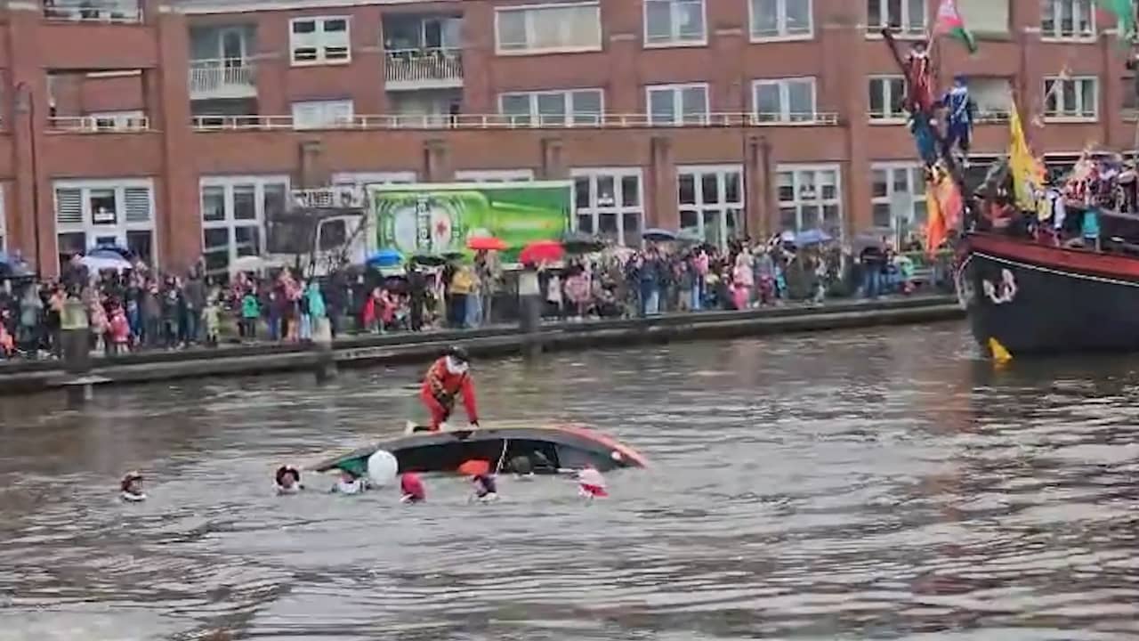 Video | Pieten halen nat pak als bootje omslaat bij intocht Gouda