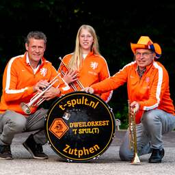 NU+ | Dweilorkest maakt sfeer bij Oranje: 'Mocht liedje over Duitsers niet spelen'
