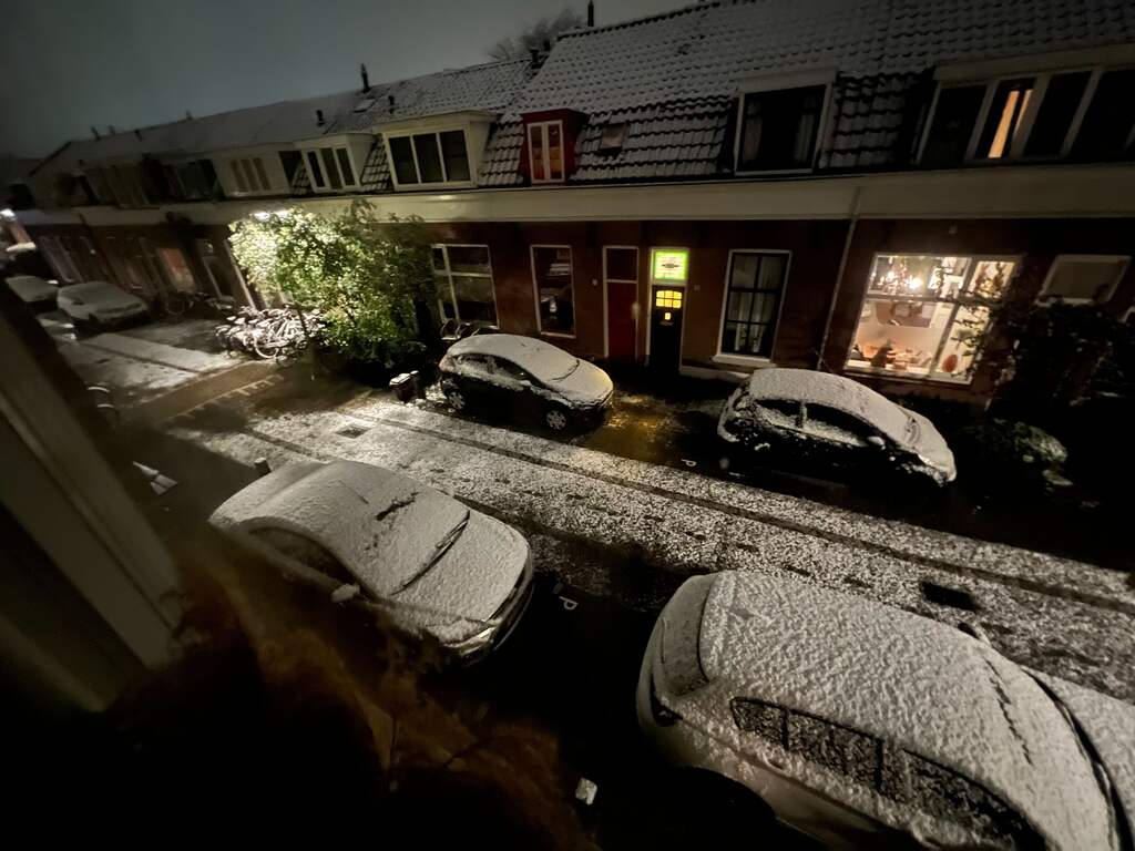 Dunne laag sneeuw bedekt delen van Nederland, drukte op wegen