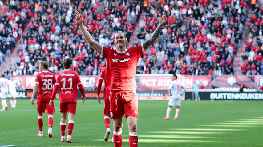 Foto bij PSV lijdt eerste nederlaag in Eredivisie na comeback van FC Twente in slotfase