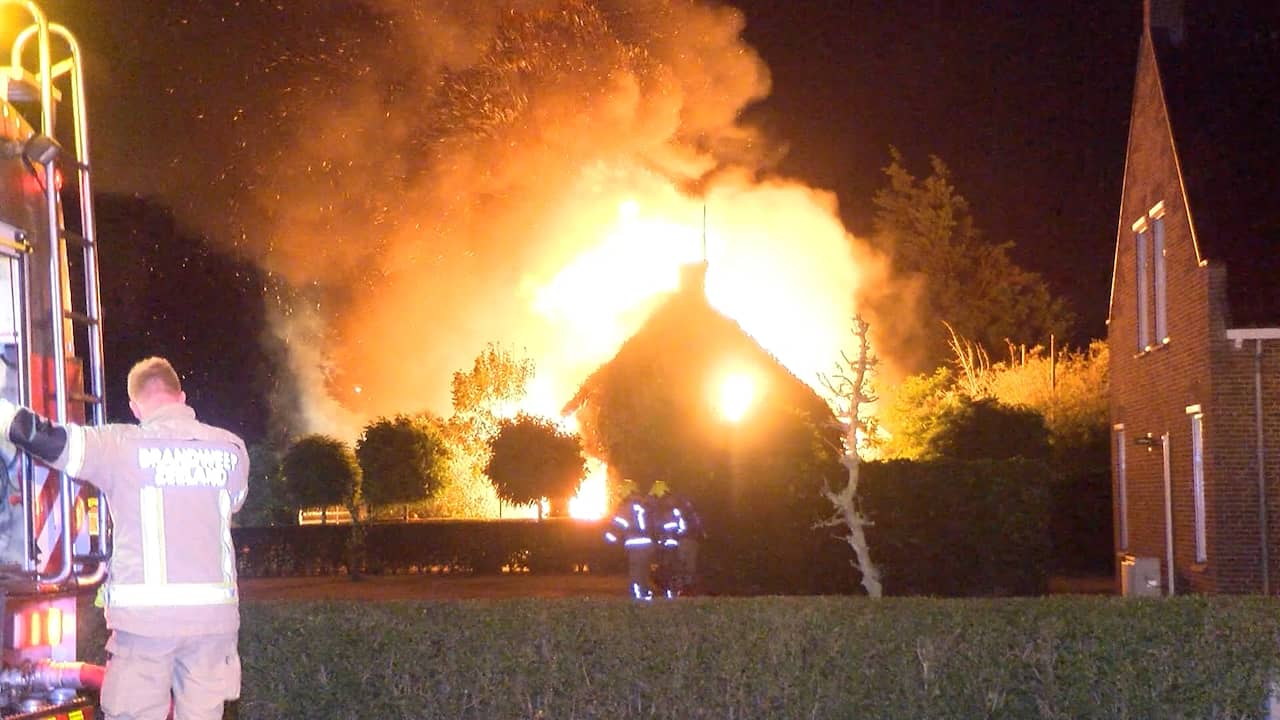Dodelijke brand in 's-Heerenhoek met uitslaande vlammen