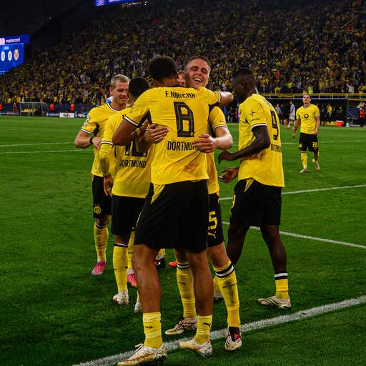 Illustratie bij: Veerman wint met Dortmund in CL, rood Ethan Mbappé na goals Ueda en Parrott