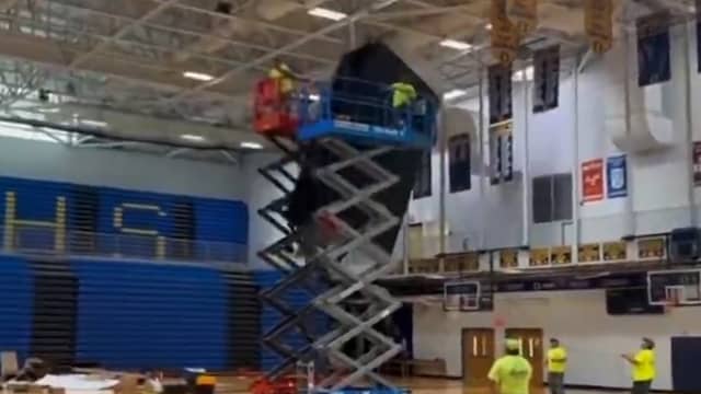 Gloednieuw scorebord stort neer tijdens installatie in Amerikaanse sporthal