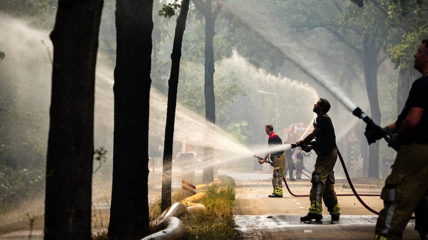 Grote natuurbranden in Limburg en Brabant, vuurzee groeit door droogte