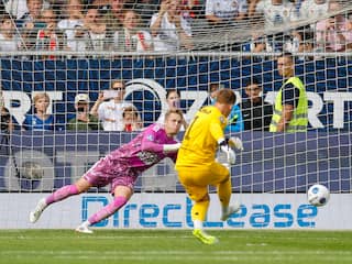 Keeper Koeman schrijft geschiedenis met twee benutte penalty's tegen Cambuur