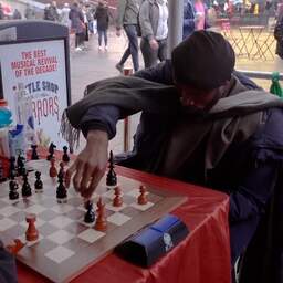 Video | Nigeriaan schaakt 58 uur en breekt record in New York