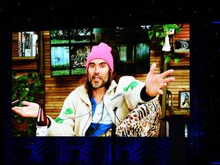 Russell Brand door vier vrouwen beschuldigd van seksueel wangedrag