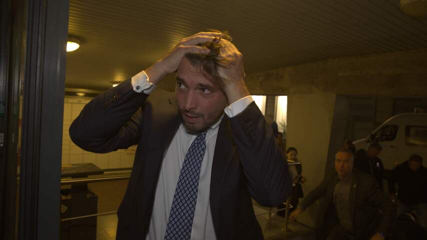 Man slaat Thierry Baudet met paraplu in Gent