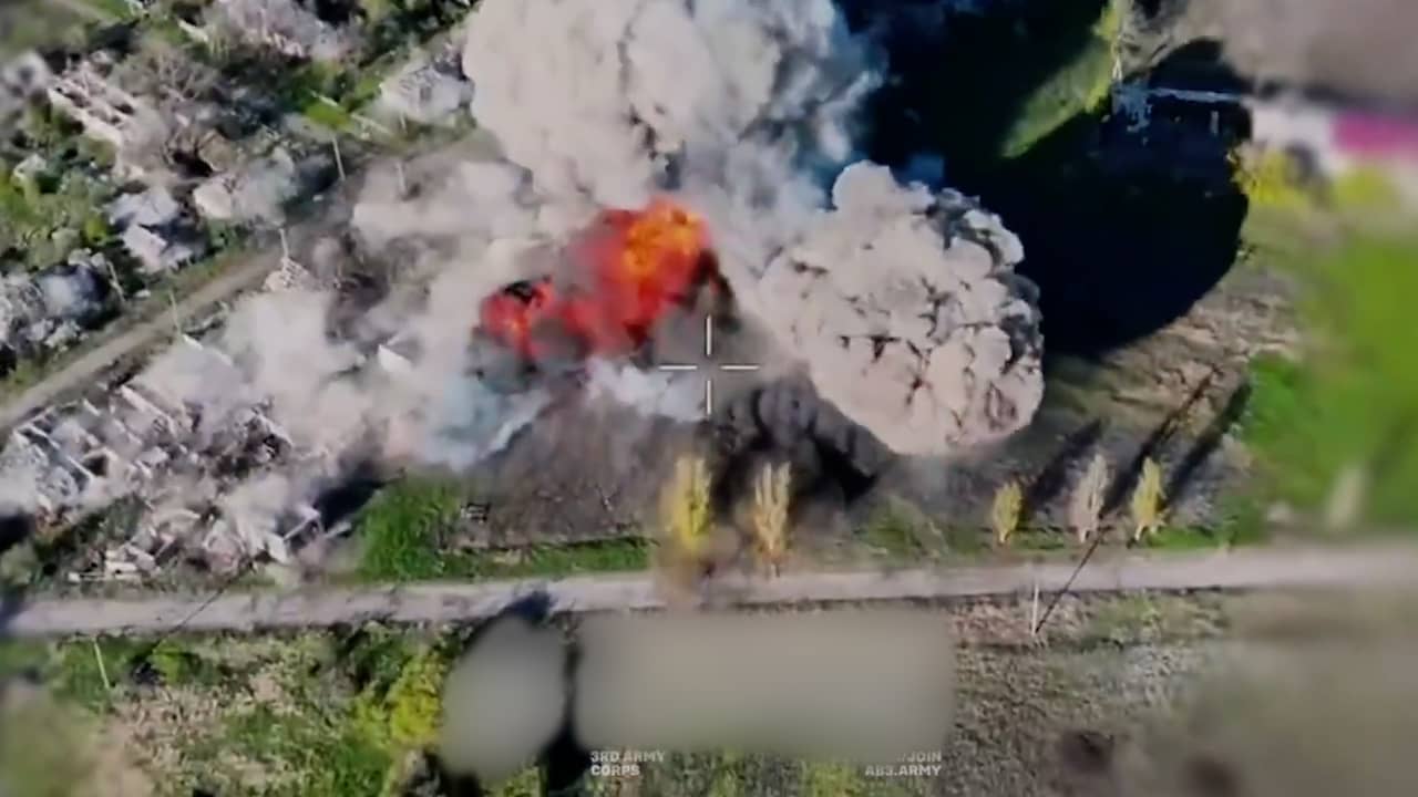 Foto bij Video | Zelfrijdende kamikazewagens exploderen bij Russische linie in Donetsk