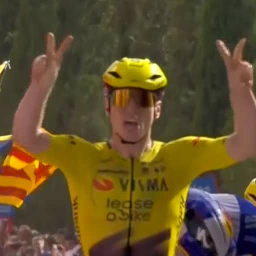Video | Brennan van Visma sprint met overmacht naar etappezege in Vuelta