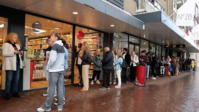 Lange rijen in Dordrecht voor speciale Pokémon-set