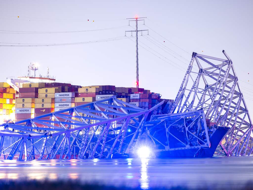 Twee mensen gered na instorting Amerikaanse brug, zoektocht naar vermisten