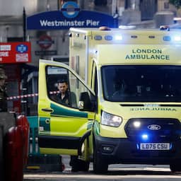 Vijf agenten gewond doordat politieboot op Londense Westminster Bridge knalt