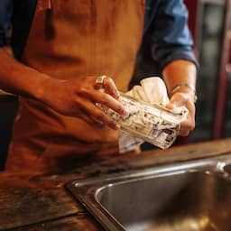 Drinkwaterprobleem maakt Utrecht creatief: horeca spoelt glazen met bruiswater