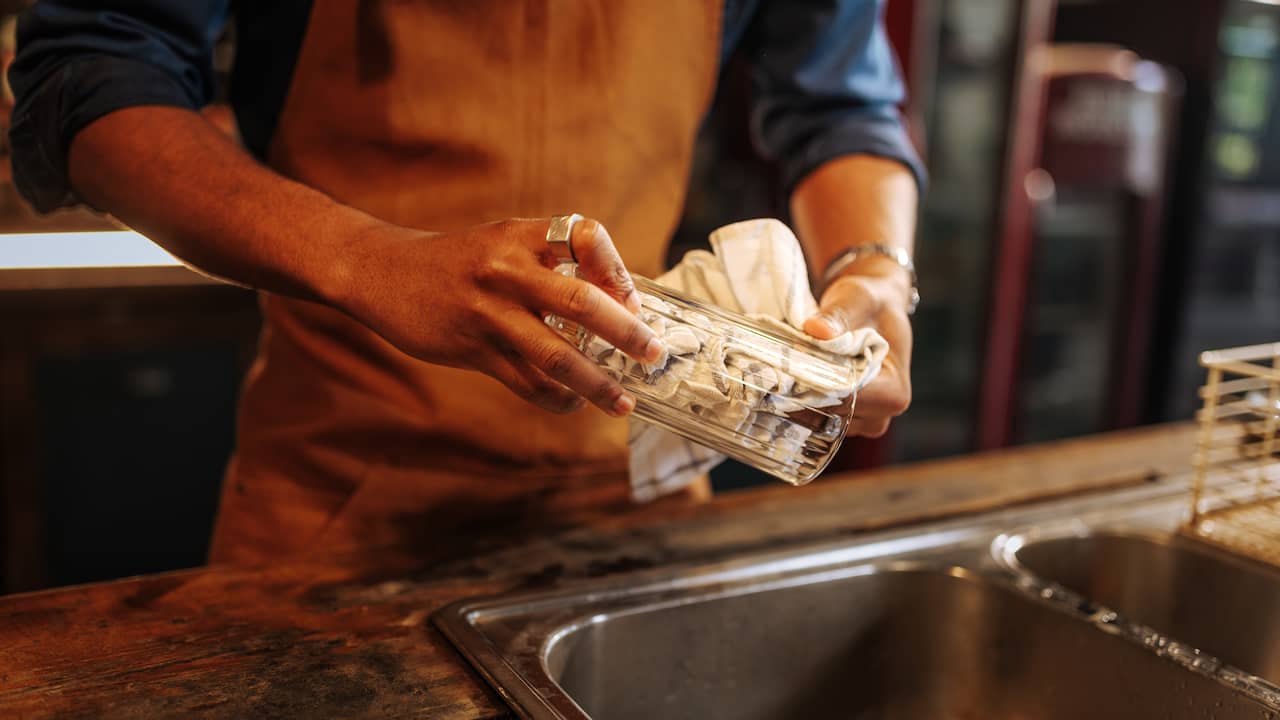 Drinkwaterprobleem maakt Utrecht creatief: horeca spoelt glazen met bruiswater