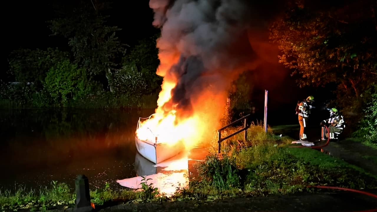 Video | Brandweer blust plezierjacht op het water in Geldermalsen