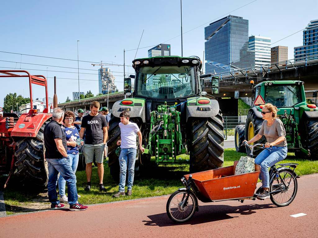 Boeren bij de rechtbank in Amsterdam voorafgaand aan een kort geding van Agractie. De boerenorganisatie heeft aangifte gedaan tegen een anti-zuivelcampagne van de organisatie Dier&Recht. De rechter oordeelde later op de dag dat de één poster uit de campagne de grens van vrijheid van meningsuiting overschrijdt en schadelijk is voor de melkveehouderijsector.