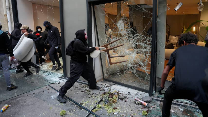 arme-jongeren-zien-kans-op-plunderen-tijdens-extreemlinks-geweld-in-frankrijk.jpg