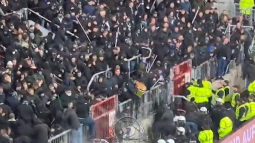 Duitse voetbalsupporters gaan met elkaar op de vuist tijdens duel