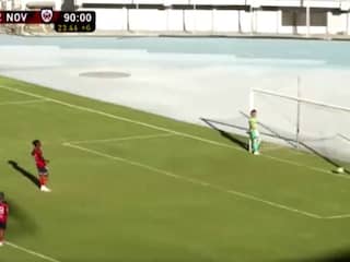 Arbiter in Bolivia geschorst om discutabele penalty die keeper weigert te stoppen