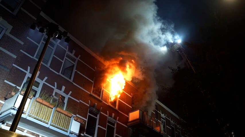 Vlammenzee verzwelgt Rotterdams pand tot twee keer toe
