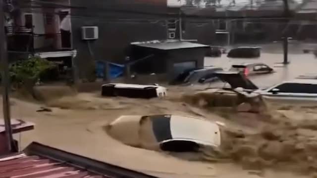 Kolkend water sleurt auto's mee op Filipijnen