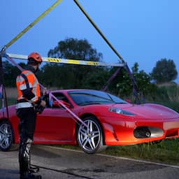 Video | Ferrari uit sloot getakeld na ongeluk in Leeuwarden