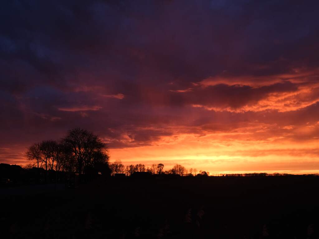 Spectaculaire zonsondergang door Saharastof in de lucht