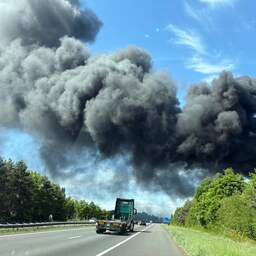 A73 in beide richtingen afgesloten door brand in woonwinkel in Horst