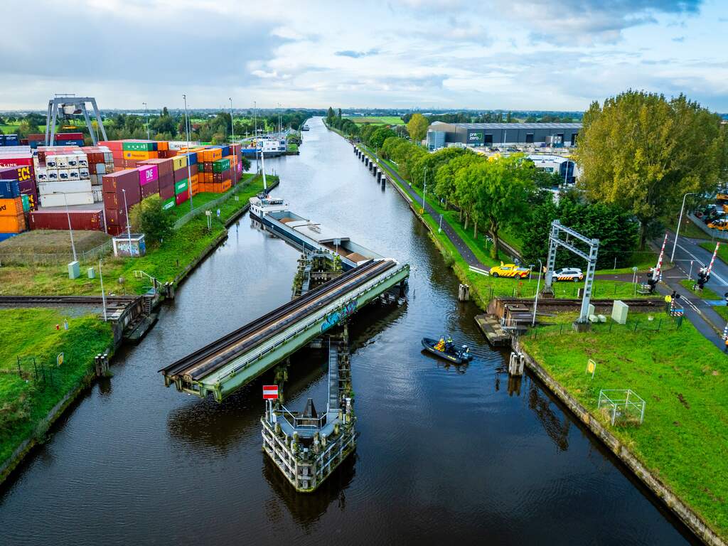 Scheepvaart bij geramde brug Alphen aan den Rijn is weer hervat