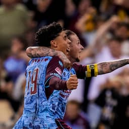 Vitesse wint voor zeldzaam veel fans eerste thuiswedstrijd sinds terugkeer