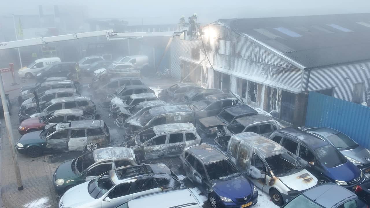 Video | Luchtbeelden tonen verwoeste auto's na grote brand in Leeuwarden