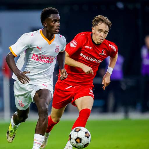 Illustratie bij: PSV'er Santos in 24 uur van Champions League naar KKD: 'Het kan raar lopen'